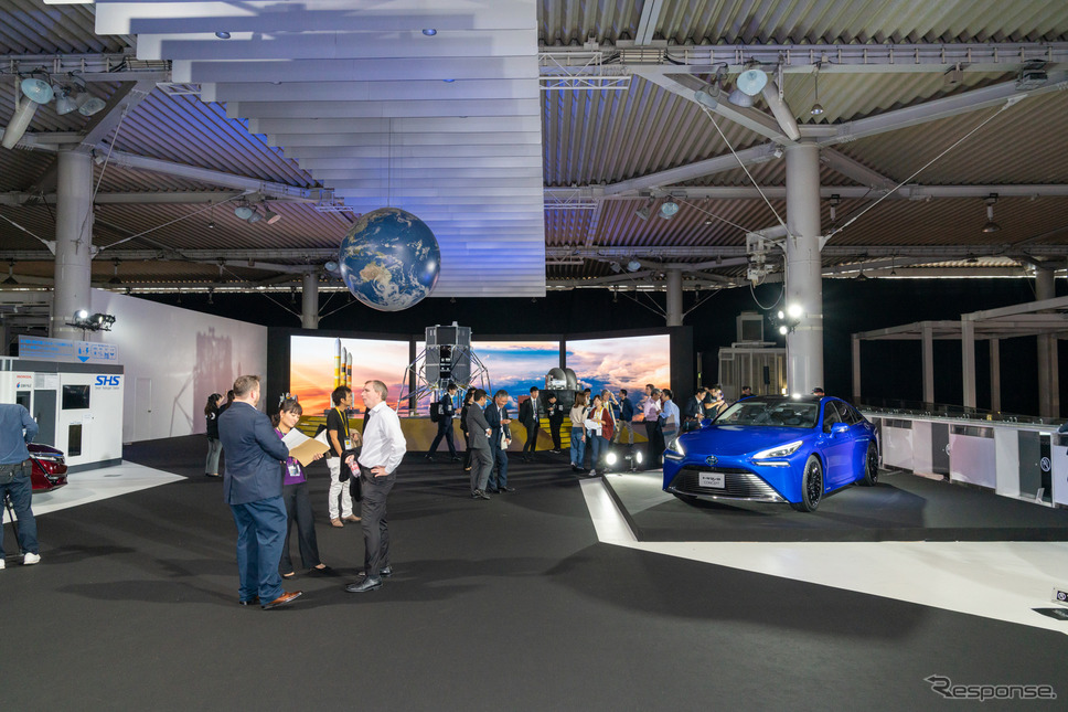 FUTURE EXPOブース2階には、トヨタ MIRAI Conceptやホンダ クラリティ FUEL CELLなどが展示されている。《撮影 関口敬文》
