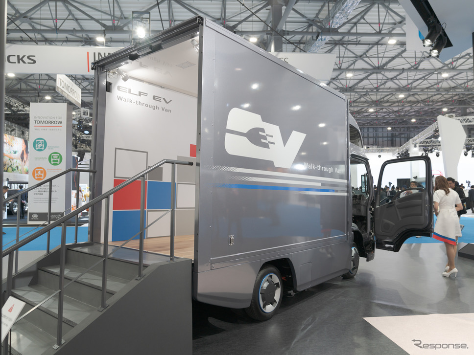 いすゞ自動車のの看板車『エルフ』のEV仕様『エルフEVウォークスルーバン』も展示。《撮影 関口敬文》