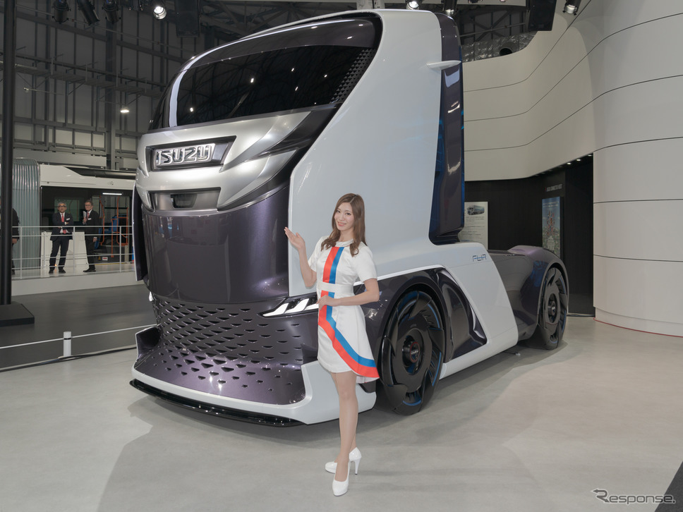 サメをモチーフに効率的なロボットのイメージを付与したエクステリアデザインが印象的。《撮影 関口敬文》