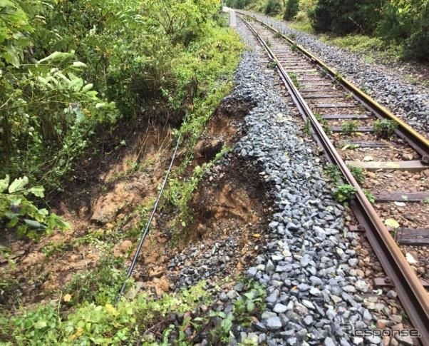 10月24日時点の八戸線被災状況。盛土が流出した侍浜駅構内。《出典 東日本旅客鉄道盛岡支社》