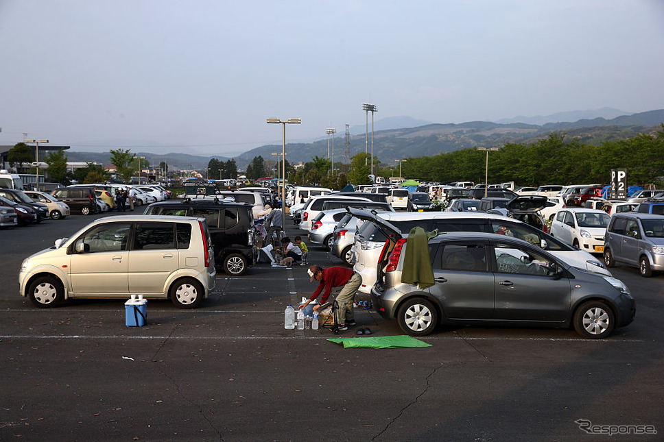 熊本地震で避難所となった益城町の駐車場（2016年）《photo (c) Getty Images》