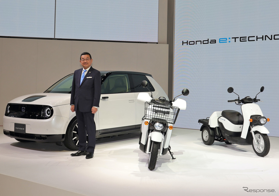 ホンダの電動車シリーズと八郷隆弘代表取締役社長(東京モーターショー2019)《撮影 愛甲武司》
