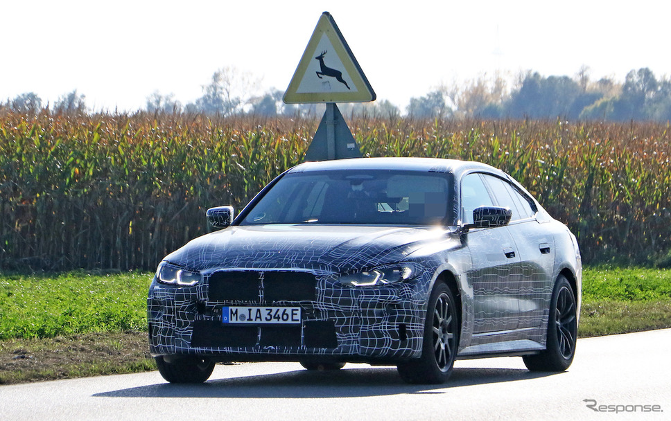BMW i4 開発車両 スクープ写真《APOLLO NEWS SERVICE》