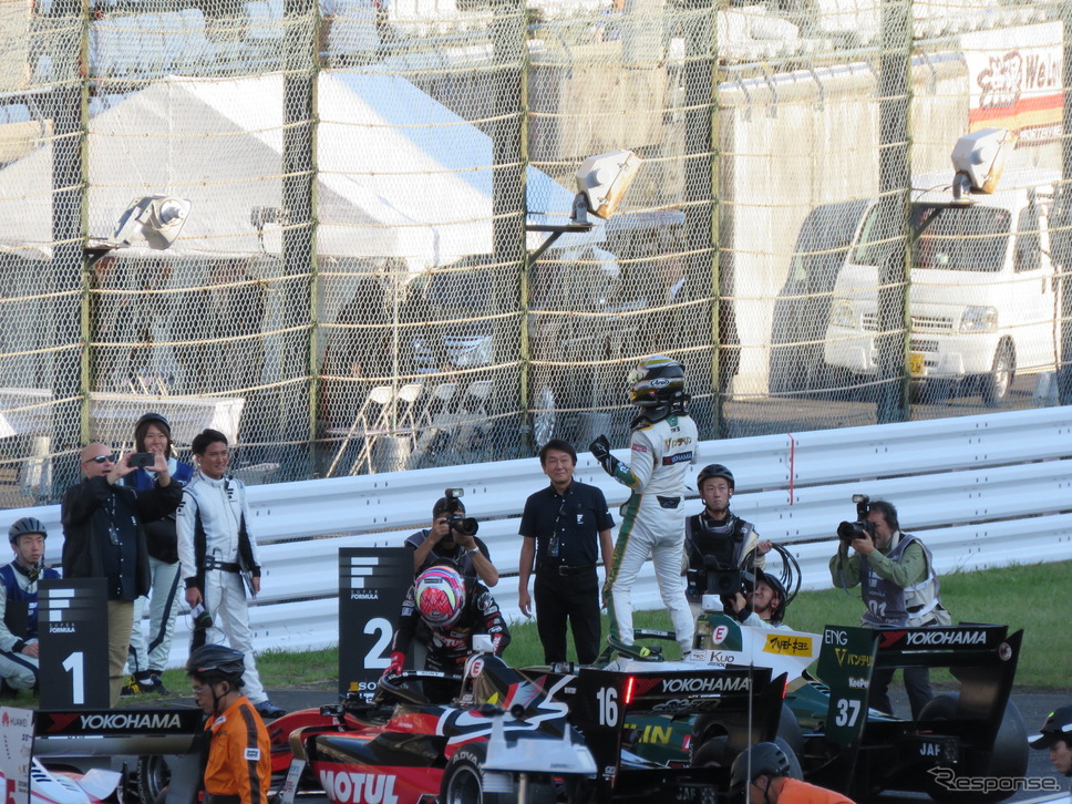 レース後、マシンを降りてガッツポーズする#37 キャシディ。《撮影 遠藤俊幸》