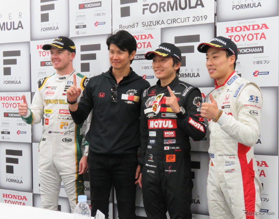 最終戦の決勝トップ3、左から2位キャシディ、優勝の中野信治監督&野尻、3位の福住。《撮影 遠藤俊幸》