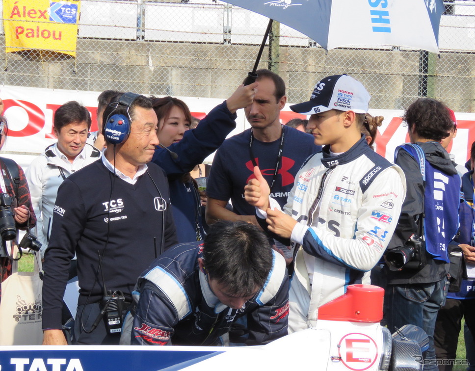 レース前、ポールポジション上で話す#64 パロウ(右)と中嶋悟監督(左)。残念ながらパロウの戴冠は叶わなかった。《撮影 遠藤俊幸》