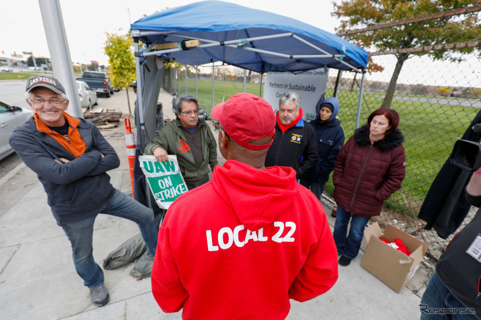 妥結を待つ組合員（10月25日、ミシガン州、ハムトラムク）《photo (c) Getty Images》