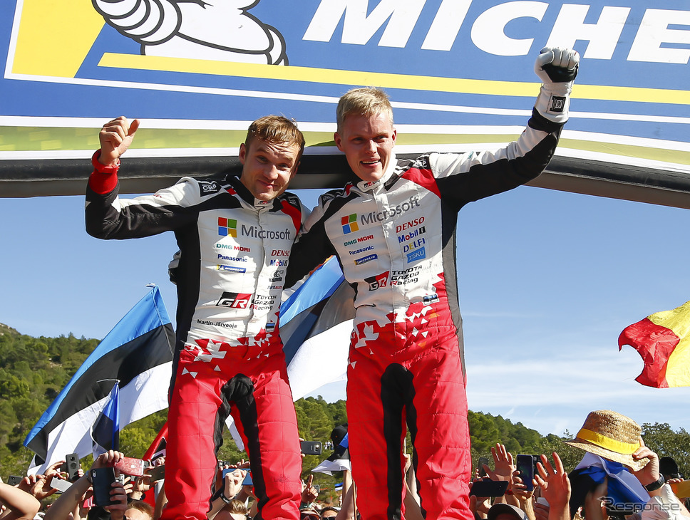 「トヨタ・ヤリスWRC」を駆り、2019年WRC王者となったオット・タナク(右)。隣はコ・ドライバーのマルティン・ヤルヴェオヤ。《写真提供 TOYOTA》
