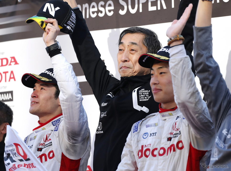 チーム部門タイトルは山本尚貴(左)と福住仁嶺(右)を擁すDOCOMOダンディライアンが獲得(中央は陣営を率いてきた村岡潔氏)。《写真提供 Honda》