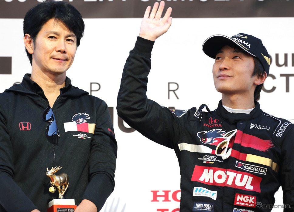 最終戦の優勝はチーム無限の野尻智紀(右)。隣は元F1ドライバーの中野信治・チーム無限監督。《写真提供 Honda》