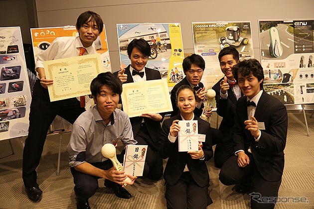 国際学生EVデザインコンテスト2019で最優秀賞と経済産業大臣賞を受賞したHALの学生たち《画像：日本教育財団》