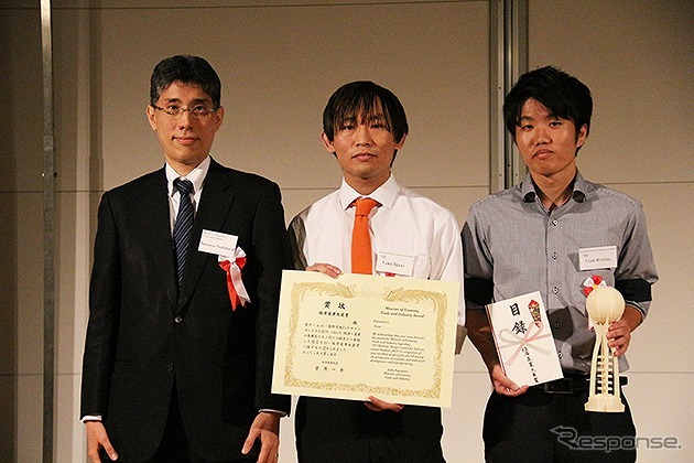 経済産業大臣賞を受賞した小國裕磨さんと弘津悠耶さん《画像：日本教育財団》