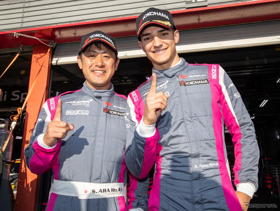 GT300ポール獲得の荒(左)とパロウ(右)。《撮影 益田和久》