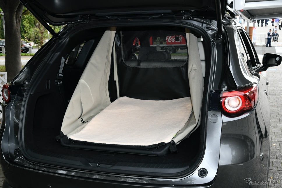 マツダCX-8犬用用品装着車(東京モーターショー2019)《撮影 雪岡直樹》