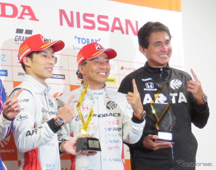 左から福住、高木、ARTAの鈴木亜久里監督（チーム部門タイトルも獲得）。《撮影 遠藤俊幸》
