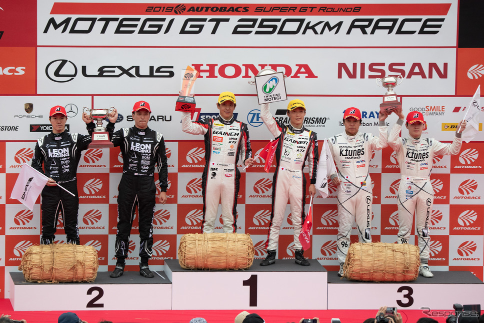 GT300クラス最終戦の表彰式。左から2位の菅波、蒲生、優勝の平中、安田、3位の新田、阪口。《撮影 益田和久》