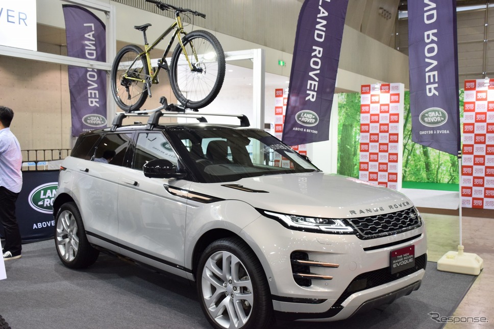 ランドローバーイヴォークにMTBを載せて展示。山に遊びに行きたくなる《撮影 釜田康佑》
