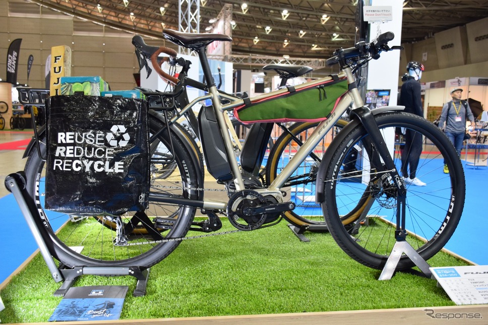 街乗り向けのクロスバイク型E-BIKE。リアバックが便利に使えそう《撮影 釜田康佑》