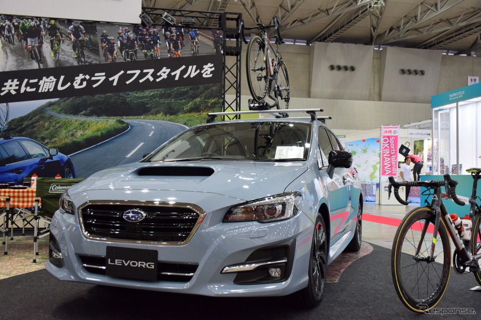 スバルブースではレヴォーグを展示。スバルでは日本の各種サイクルロードレースに車両を提供している《撮影 釜田康佑》