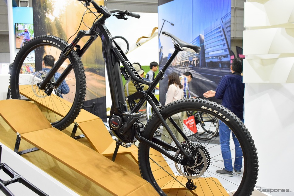 ヤマハは参考出展でフルサスE-MTBを展示《撮影 釜田康佑》
