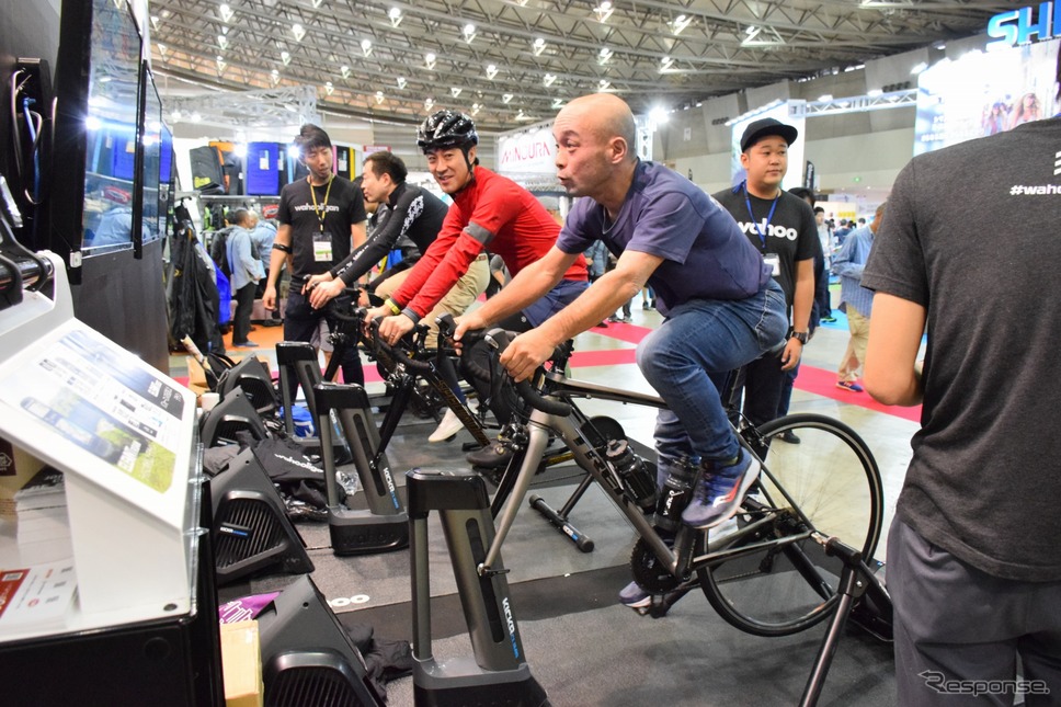 インドア型のサイクルトレーナーの体験も人気のコンテンツだ。《撮影 釜田康佑》