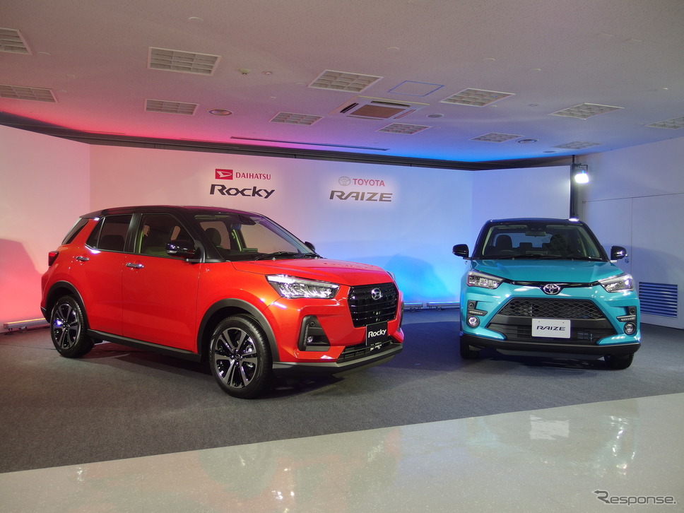 ダイハツ・ロッキー新型(赤)と、トヨタへOEM供給されるトヨタ・ライズ。《撮影 高木啓》