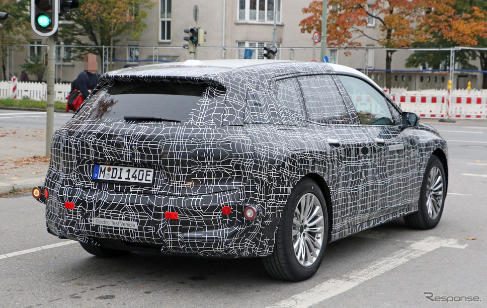 BMW iNEXT 市販型（iX5）開発車両 スクープ写真《APOLLO NEWS SERVICE》