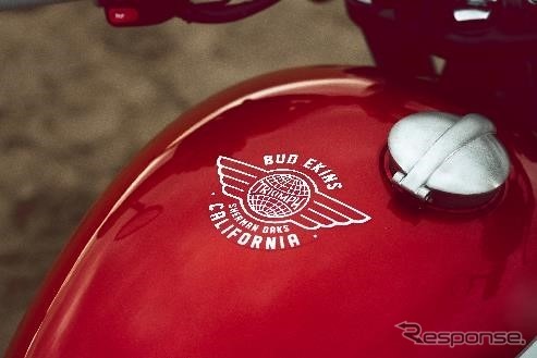 カリフォルニア「フライング・グローブ」のロゴが入ったタンクデザイン《画像:トライアンフモーターサイクルズジャパン》