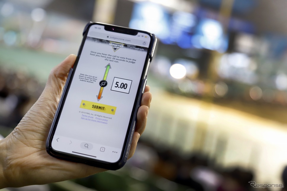 スマホアプリを通して評価する採点スタイル《撮影 小林岳夫》