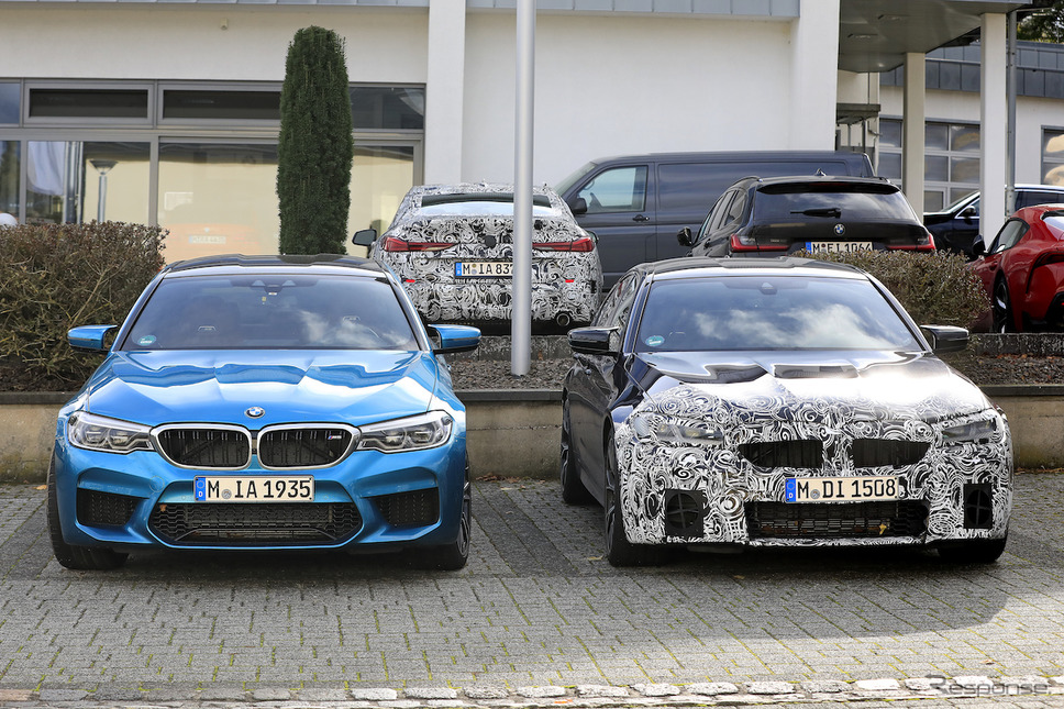 BMW M5セダン 従来型(左)と改良新型プロトタイプ(右)《APOLLO NEWS SERVICE》