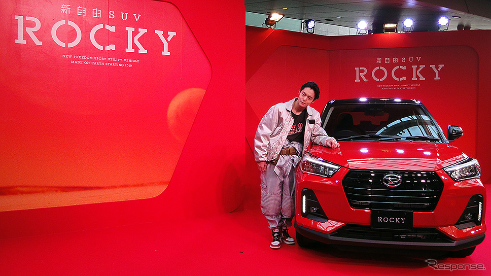 ダイハツ 新型コンパクトSUV『Rocky』ロッキー CMに登場する窪田正孝が実車レポート生CMに挑戦《撮影 大野雅人(Gazin Airlines)》