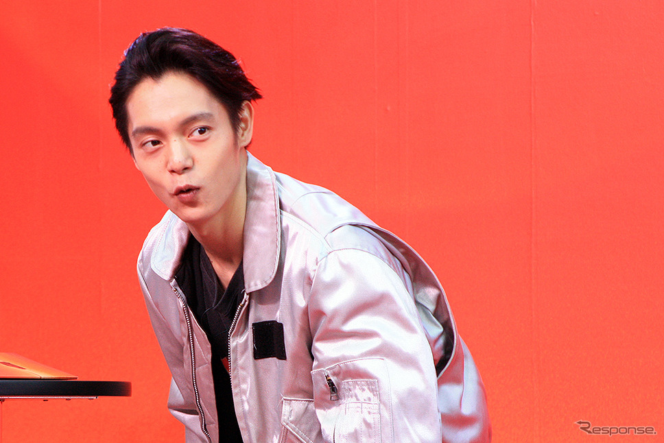 ダイハツ 新型コンパクトSUV『Rocky』ロッキー CMに登場する窪田正孝が実車レポート生CMに挑戦《撮影 大野雅人(Gazin Airlines)》