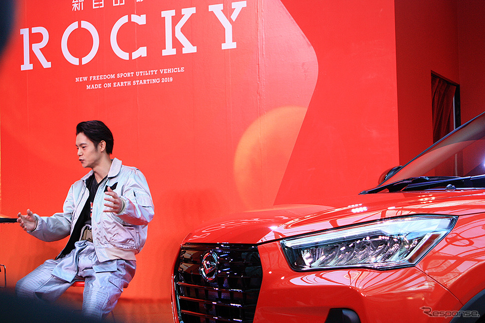 ダイハツ 新型コンパクトSUV『Rocky』ロッキー CMに登場する窪田正孝が実車レポート生CMに挑戦《撮影 大野雅人(Gazin Airlines)》