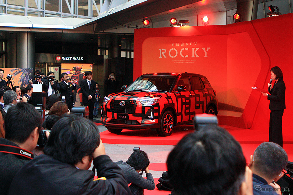 ダイハツ 新型コンパクトSUV『Rocky』ロッキー CMに登場する窪田正孝が実車レポート生CMに挑戦《撮影 大野雅人(Gazin Airlines)》