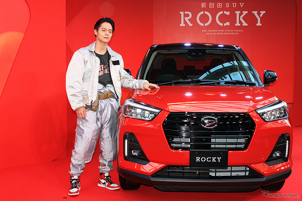 ダイハツ 新型コンパクトSUV『Rocky』ロッキー CMに登場する窪田正孝が実車レポート生CMに挑戦《撮影 大野雅人(Gazin Airlines)》