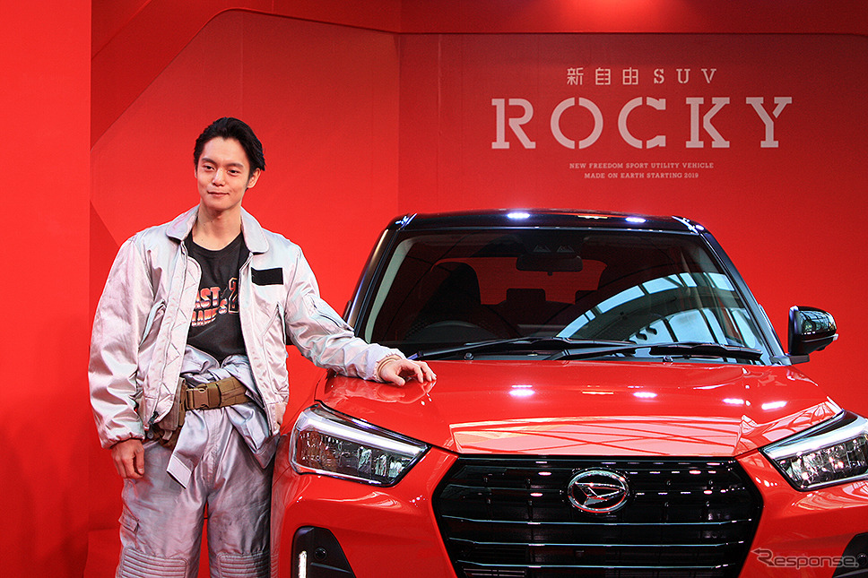 ダイハツ 新型コンパクトSUV『Rocky』ロッキー CMに登場する窪田正孝が実車レポート生CMに挑戦《撮影 大野雅人(Gazin Airlines)》