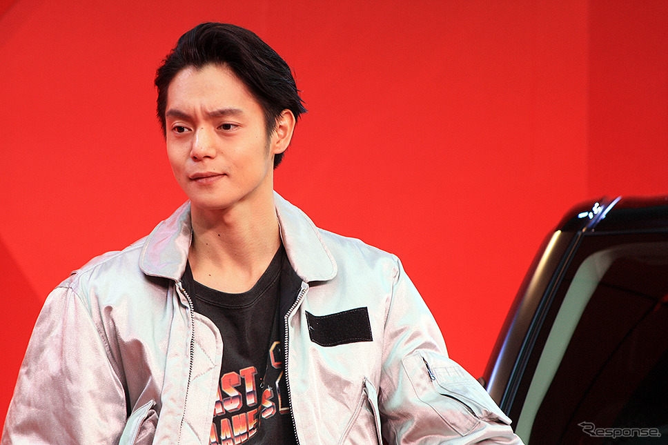 ダイハツ 新型コンパクトSUV『Rocky』ロッキー CMに登場する窪田正孝が実車レポート生CMに挑戦《撮影 大野雅人(Gazin Airlines)》