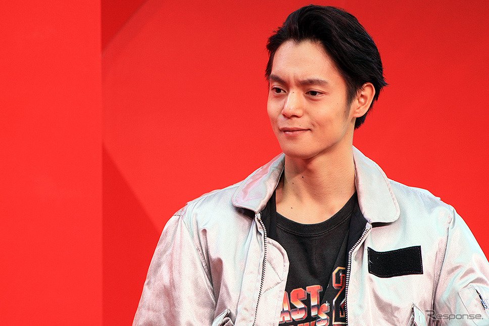 ダイハツ 新型コンパクトSUV『Rocky』ロッキー CMに登場する窪田正孝が実車レポート生CMに挑戦《撮影 大野雅人(Gazin Airlines)》