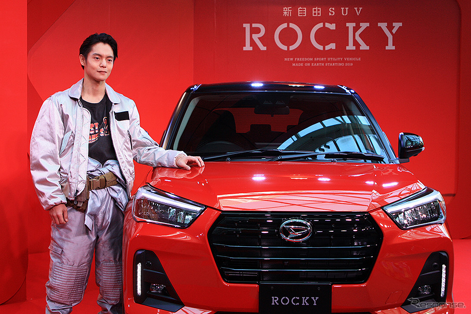 ダイハツ 新型コンパクトSUV『Rocky』ロッキー CMに登場する窪田正孝が実車レポート生CMに挑戦《撮影 大野雅人(Gazin Airlines)》