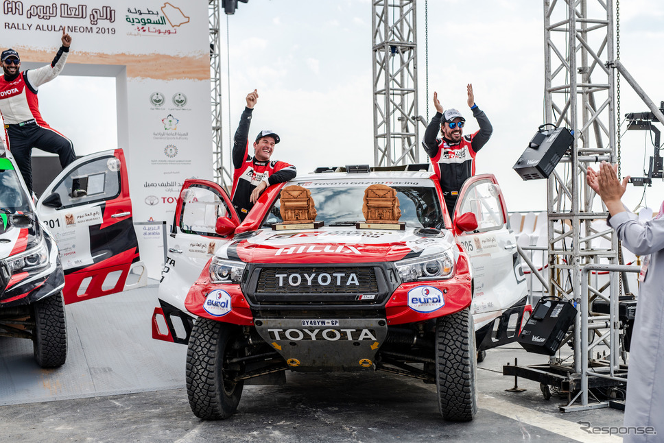 アロンソ(中央右)とコマ(同左)がサウジでのラリーレイドで3位に。《写真提供 TOYOTA》
