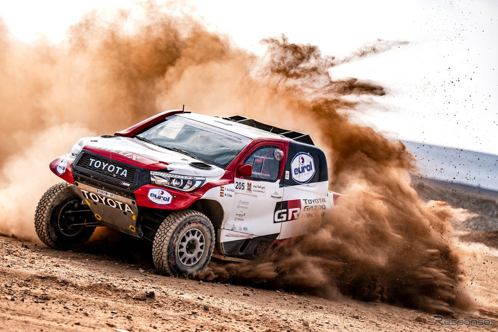 2019年アル・ウラ・ネオム・クロスカントリーラリーを走るアロンソ(トヨタHILUX)。《写真提供 TOYOTA》
