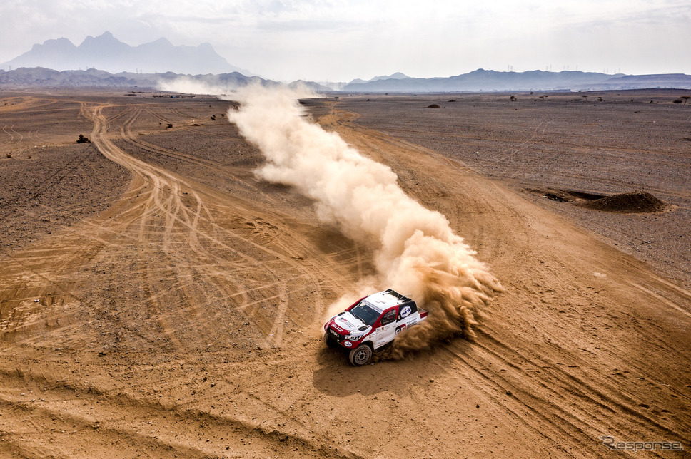 2019年アル・ウラ・ネオム・クロスカントリーラリーを走るアロンソ(トヨタHILUX)。《写真提供 TOYOTA》