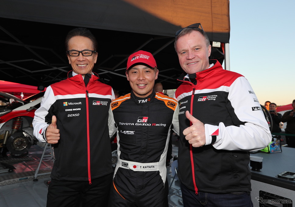 左からトヨタ首脳の友山氏、勝田、トミ・マキネン。《写真提供 TOYOTA》