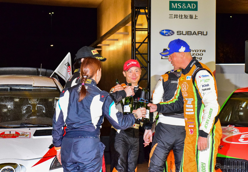 トヨタ・ヤリスWRCで出走した勝田貴元が国際格式部門総合優勝(中央が勝田)。《写真提供 TOYOTA》