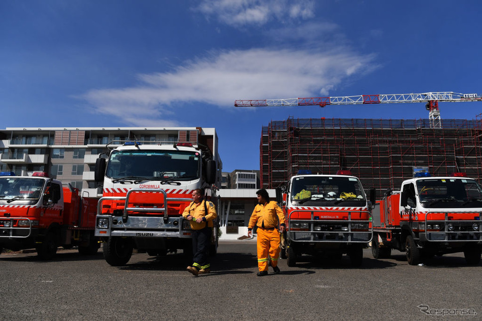 豪ニューサウスウェールズ州の森林火災（11月12日）。消化作業のために集まった消防車。《photo (c) Gertty Images》