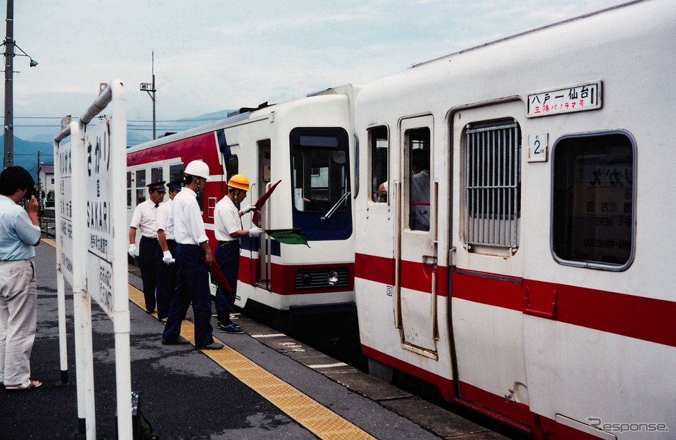 鉄道時代の大船渡線盛駅。写真は1989年8月、仙台から東北本線〜気仙沼線〜大船渡線〜三陸鉄道(旧南リアス線)〜山田線〜三陸鉄道(旧北リアス線)〜八戸線を経由して八戸まで運行された臨時列車『三陸パノラマ号』のもの。三陸鉄道内は同鉄道の36形気動車に併結され、盛駅ではその作業を見ることができた。《撮影 佐藤正樹》