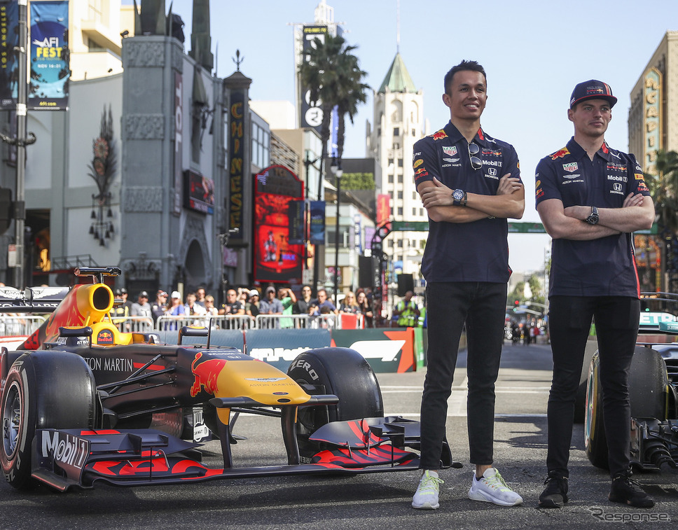 来季もアルボン(左)がレッドブルに残留、フェルスタッペン(右)とコンビを組む(写真のレッドブルF1マシンはデモ用の旧型車)。《写真提供 Red Bull》
