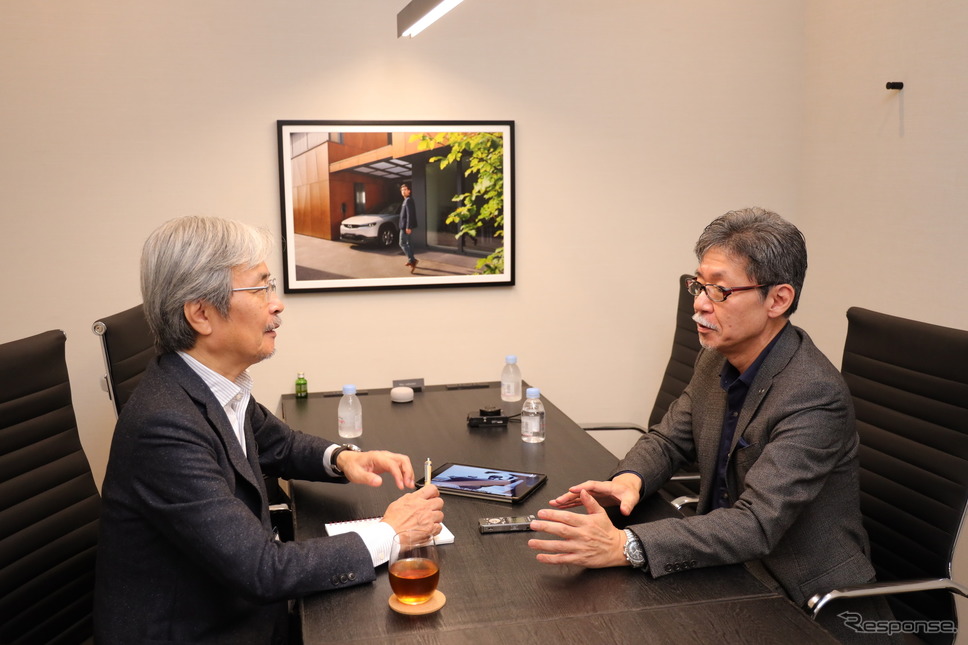 マツダ 前田育男 常務取締役(デザイン&ブランドスタイル担当)と千葉匠氏(右から)《撮影 愛甲武司》