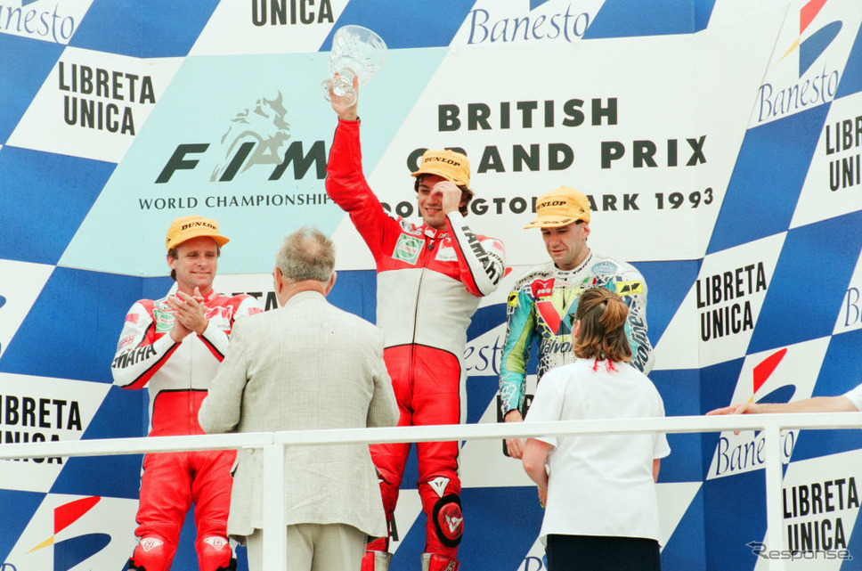 1993年イギリスGP 2位のウェイン・レイニー(向かって左)。優勝はルカ・カダローラ、3位はニール・マッケンジー《photo (c) Getty Images》