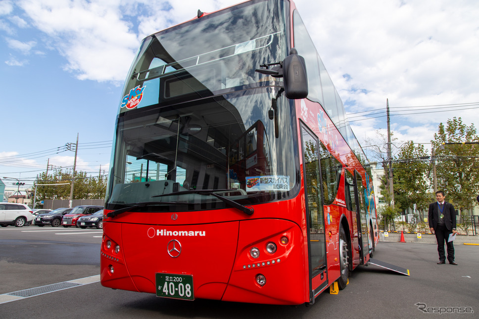 ハーフルーフ構造を採用した2階建てオープンバス《撮影 二城利月》
